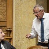 Le National ne veut ni de l'initiative pour une retraite à 66 ans, ni d'un contre-projet. L'UDC (à gauche, son chef de groupe Thomas Aeschi) et le Centre (à droite, le député Benjamin Roduit) n'ont pas voulu suivre le PLR.